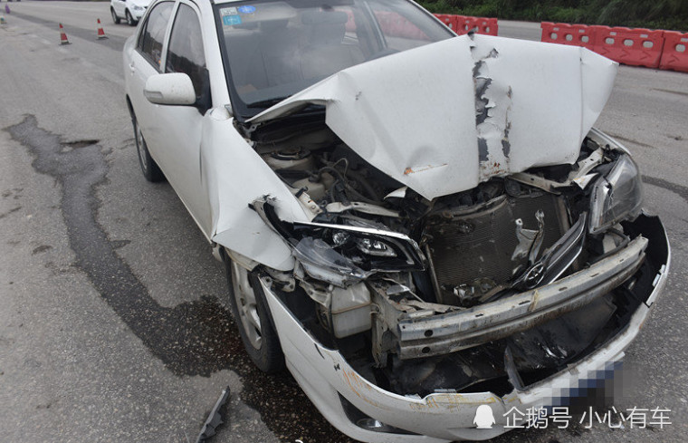 丰田凯美瑞追尾大货车 车主:防撞梁的质量挺让人意外
