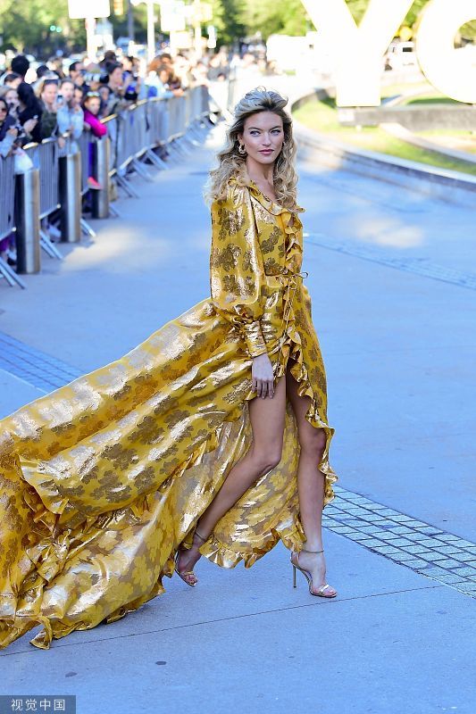 30岁超模玛莎·亨特金装现身,被誉为全世界身材最好的