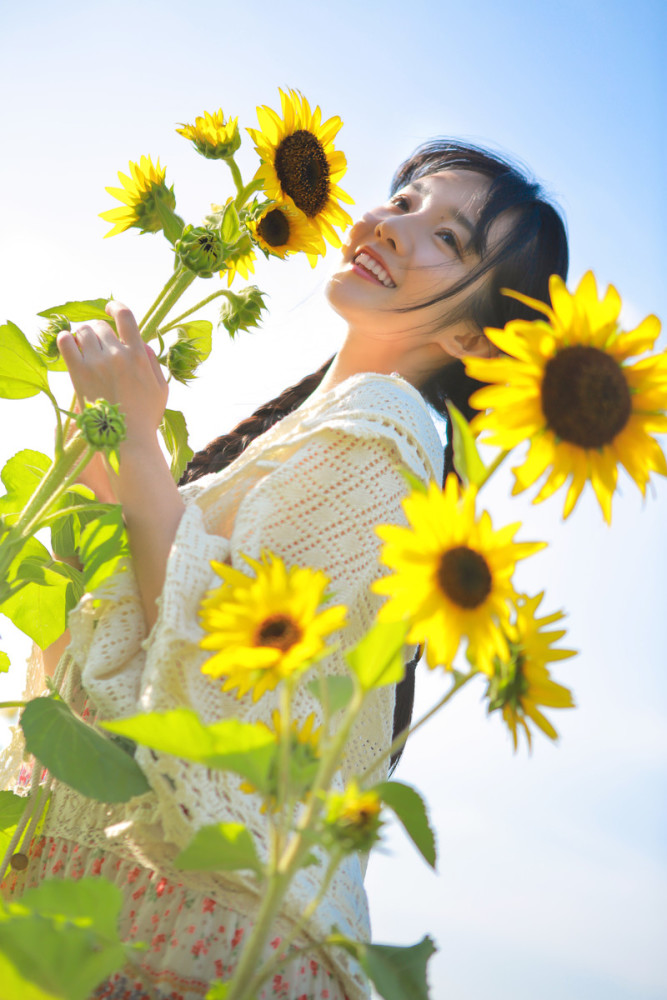 向日葵阳光美少女,笑容甜美,活泼自然