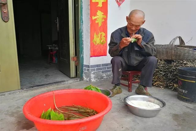 石泉七旬老人帮偏瘫邻居包粽子 三只萌猫无人照看求