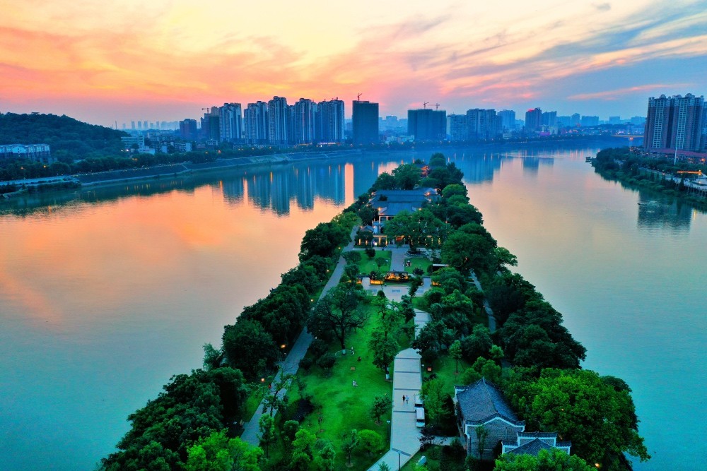 东洲岛,位于衡阳市区东南面的湘江中央,长2公里左右,宽约二百余米,是