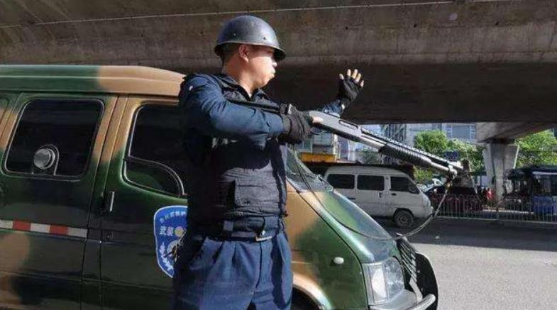 为什么运钞车用散弹枪,押送高考试卷却用突击步枪?要