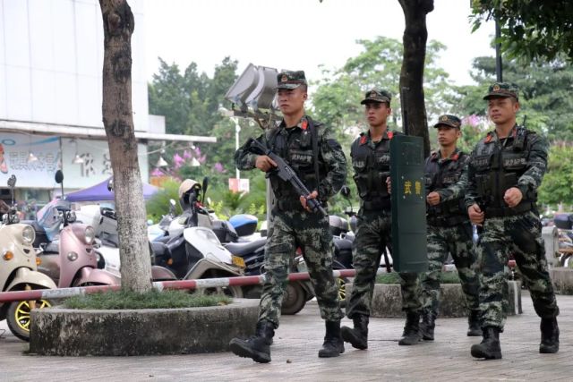 武警广西总队贵港支队官兵采取乘车和徒步巡逻的方式,与公安特警一同