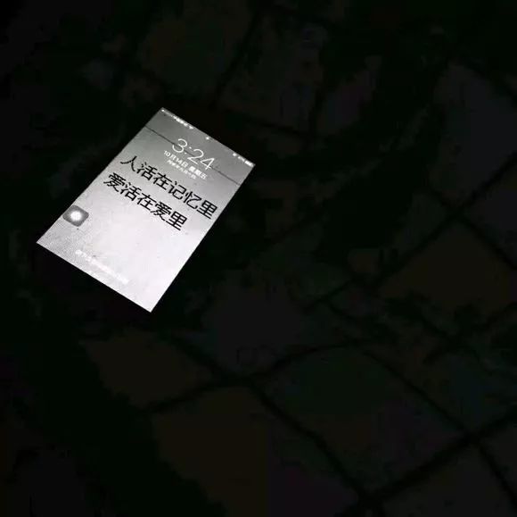 丧系背景图约着见一面就能使见面的前后几天都沾着光变成好日子