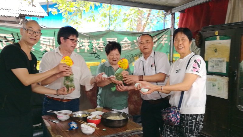 晚上6点聋人4o多人在某餐馆吃晚饭,纷纷举杯庆端午节安康,大家都保重