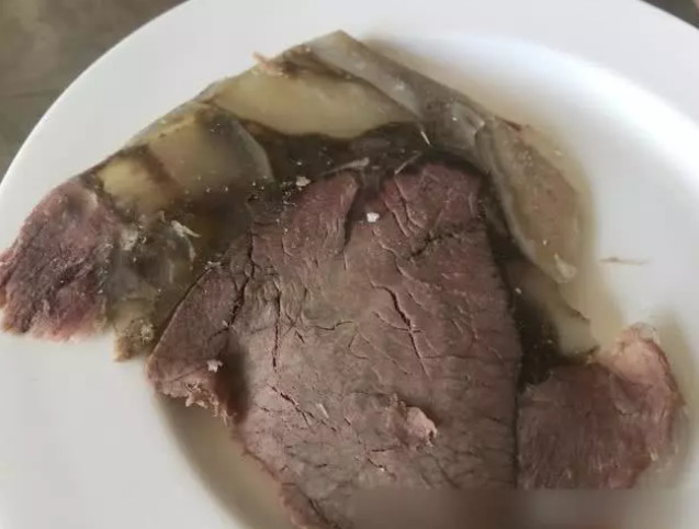 荥阳很有特色的垛子牛肉,吃时配上芝麻热烧饼,那滋味谁吃谁知道