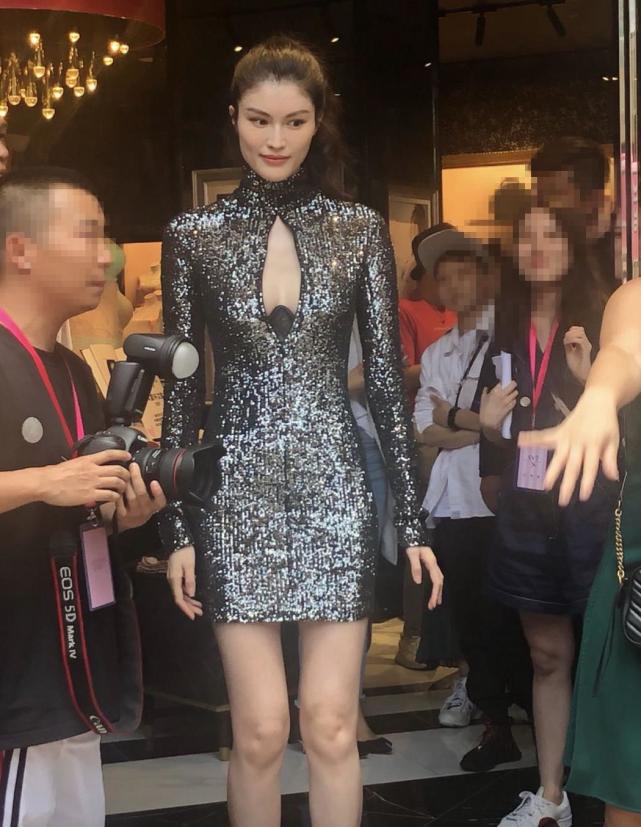 超模何穗为维密站台,雪白肌肤超长美腿吸引路人围观