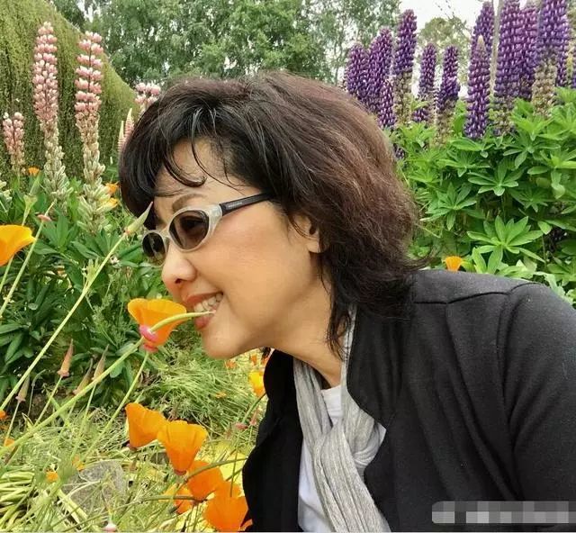 朱琳整场活动都笑容满面,看起来让人如沐春风!
