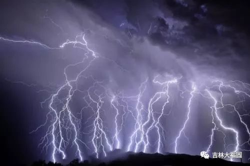 暴雨响雷闪电的说说_电闪雷鸣的说说_电表的灯不用电也在闪