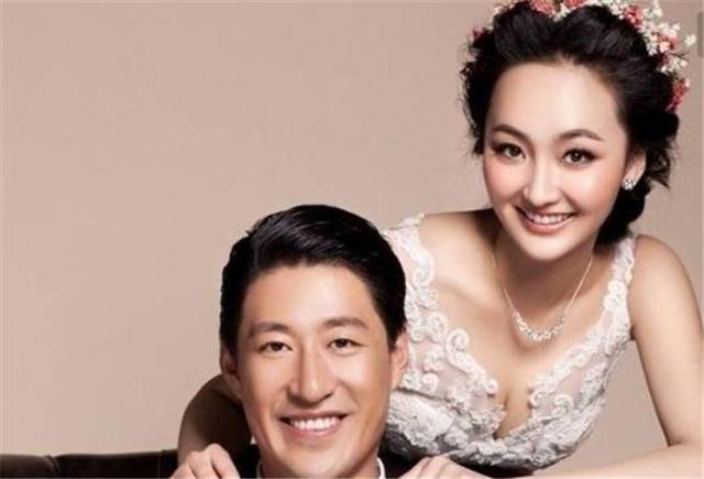 结婚7年生三个孩子,揭秘于震与小13岁娇妻的幸福婚姻