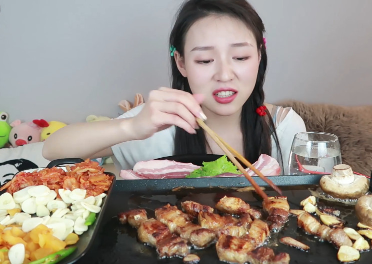 美女吃韩式烤肉,看清桌上食材,网友:确定是小姑娘吃的