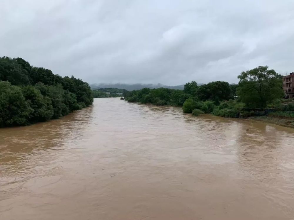 央视新闻丨福建长汀暴雨持续 预警连发 强降雨袭击 低洼地带积水严重