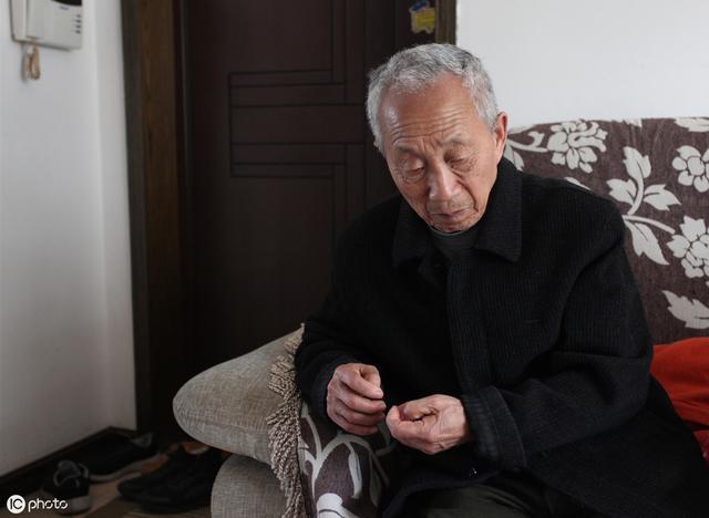 痴呆父亲"老不正经",家人抬不起头,如何照顾好痴呆老人