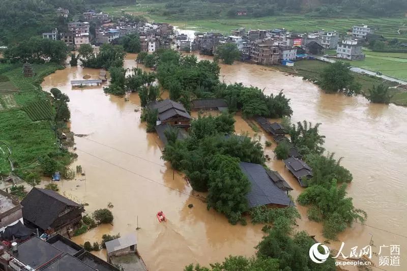 此外,暴雨导致全州县城至龙水,大西江的公路交通中断.