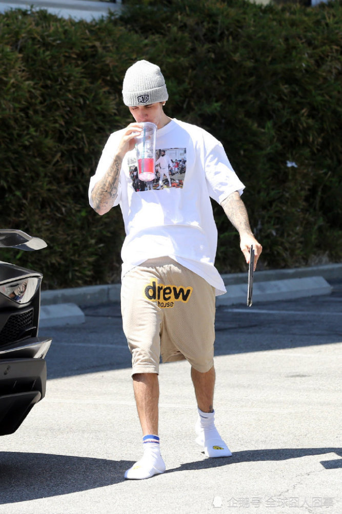 Justin Bieber与妻子海莉帅气取车 好似两个大兄弟 看点快报