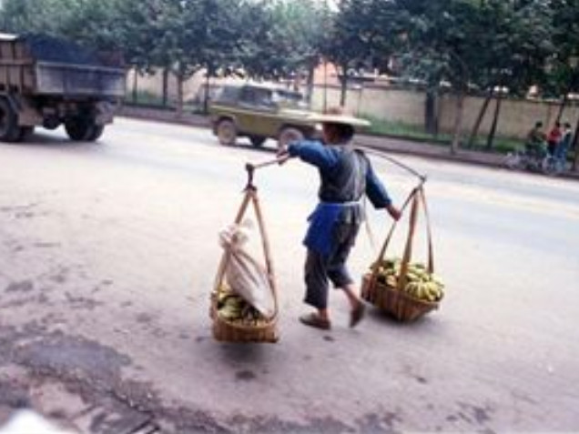 老照片:80年代的喇叭裤,脚蹬裤,"的确良",一代人的回忆