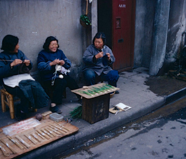 老照片:80年代的喇叭裤,脚蹬裤,"的确良",一代人的回忆