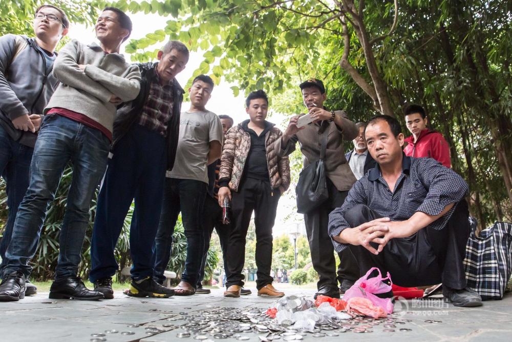 疑因辞职遭老板“整蛊” 工资被发3000元硬币重15公斤