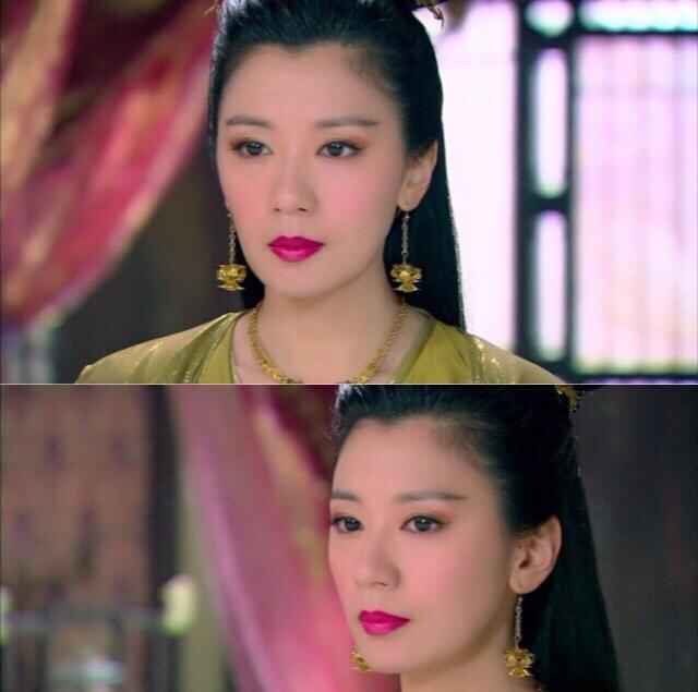 贾静雯饰演的李秋水,一身白衣从天而降,颜值碾压众人