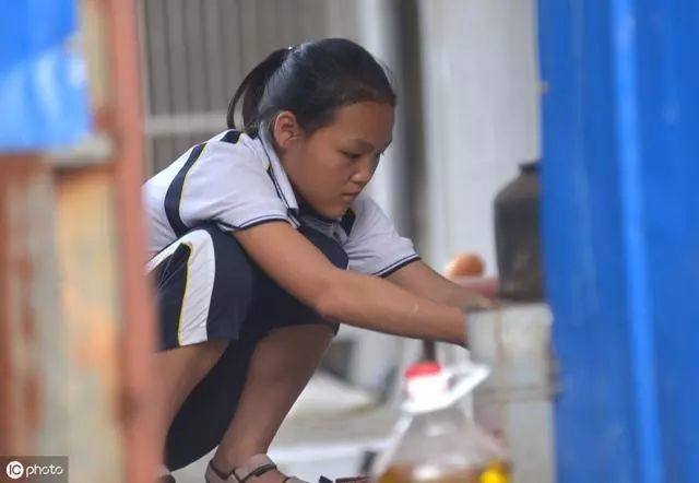 每天偷着给奶奶煮一个鸡蛋,13岁女孩孝敬老人的方式让