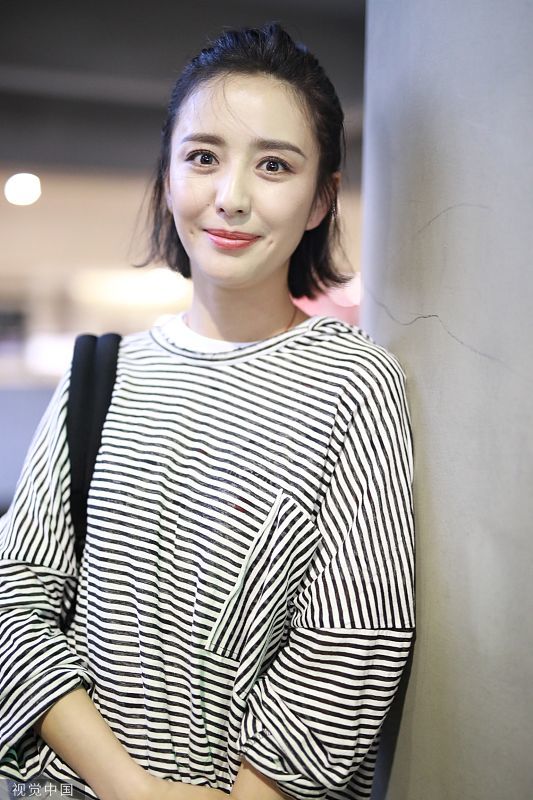 佟丽娅半丸子头,仍旧少女心满满!