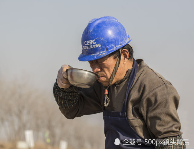 干活累了,父亲用铁盆喝凉水解渴.(图:六豪) (来自:500px镜头背后)