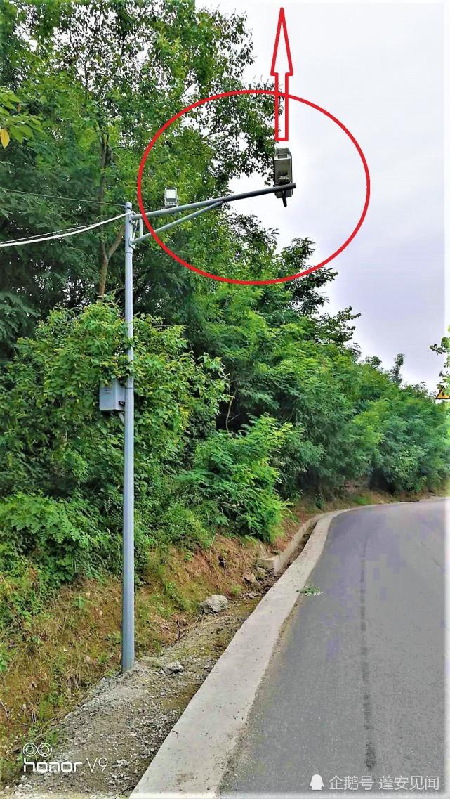 蓬安锦屏镇岔路口摄像头花钱安装就是一个摆设,没有发挥应有作用