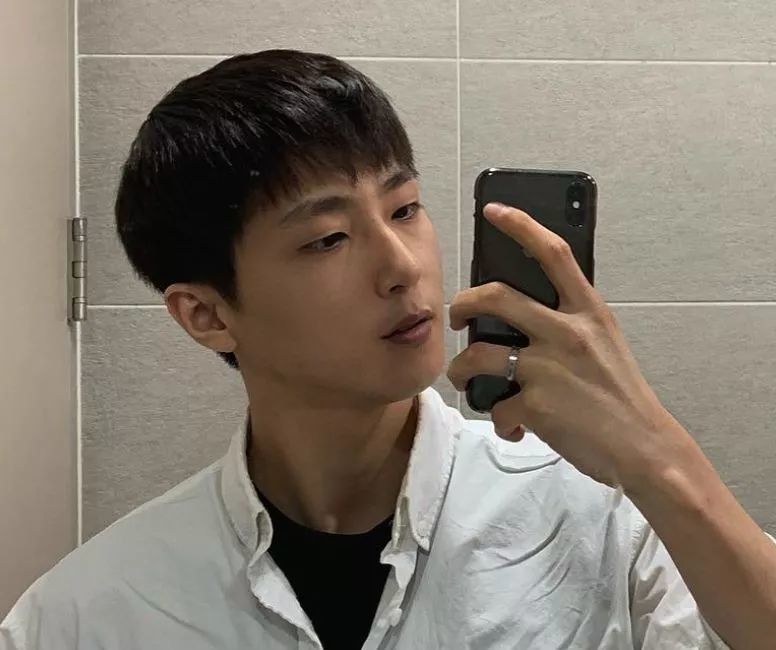 男生,一般不太建议剪露出额头的发型,像这样一款薄刘海短发就非常不错