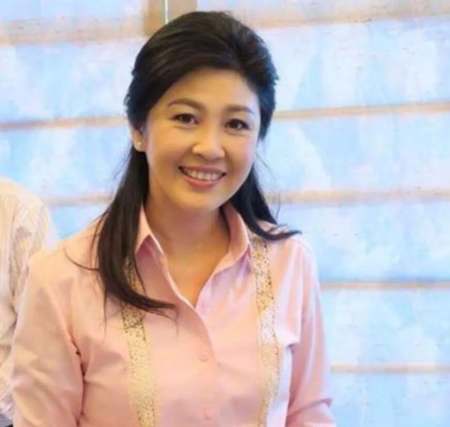 泰国前美女总理英拉珍贵美照:眼神美丽迷人,气质端庄典雅!