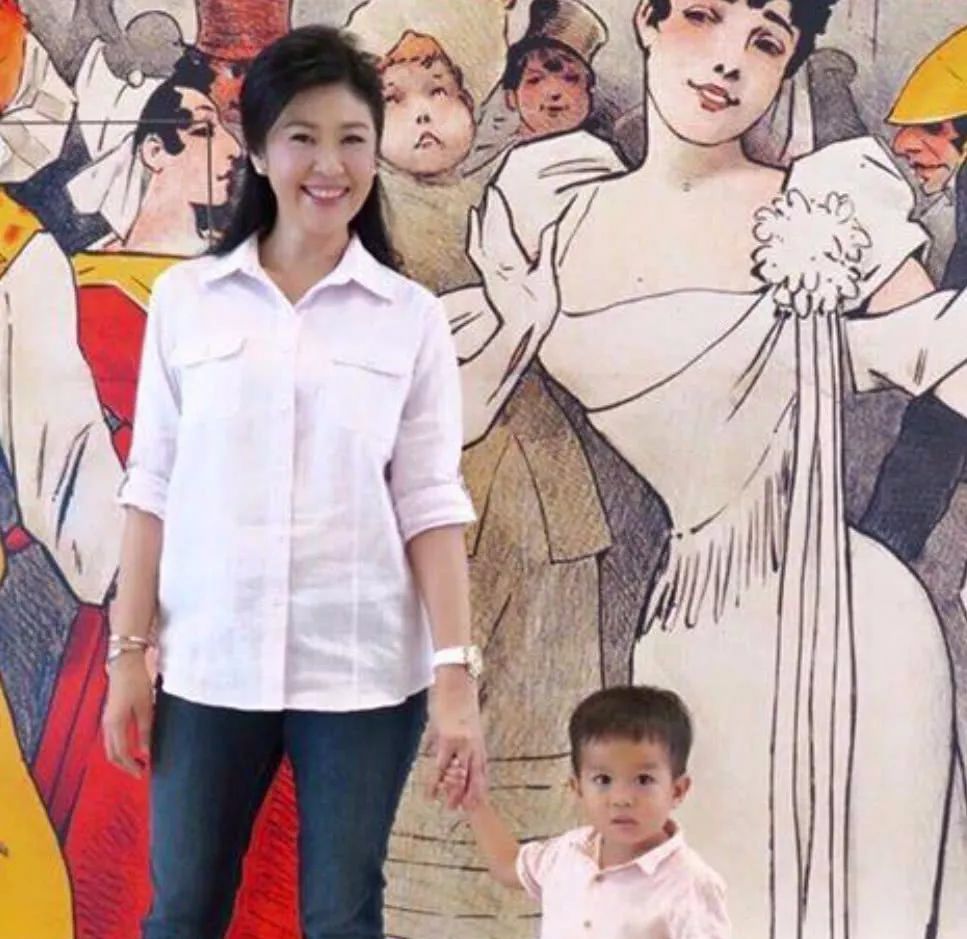 泰国前美女总理英拉珍贵美照:眼神美丽迷人,气质端庄典雅!
