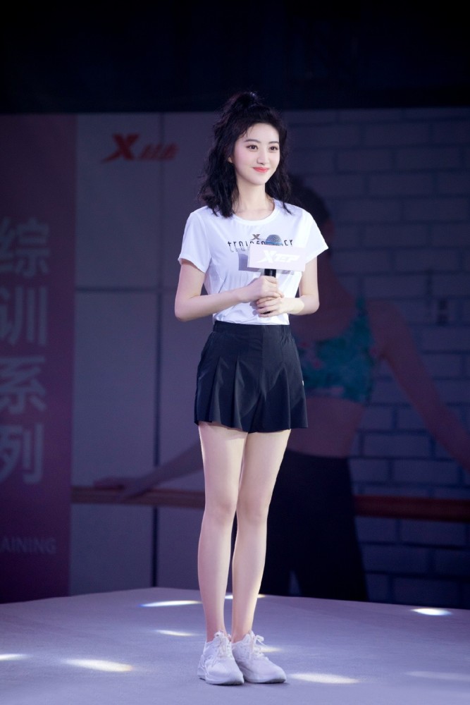 景甜晒度假照,穿白t配浅色牛仔裤,清醒亮眼似16岁女