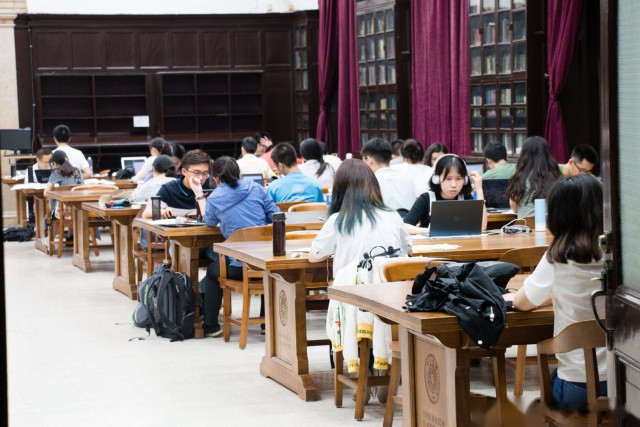 零点的清华大学图书馆,灯火通明,学生奋笔疾书,为学习拼尽全力