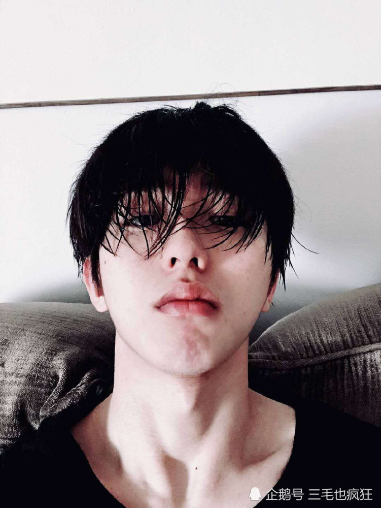 有一种"迷人"叫蔡徐坤的锁骨,仰起头的瞬间,黑粉都