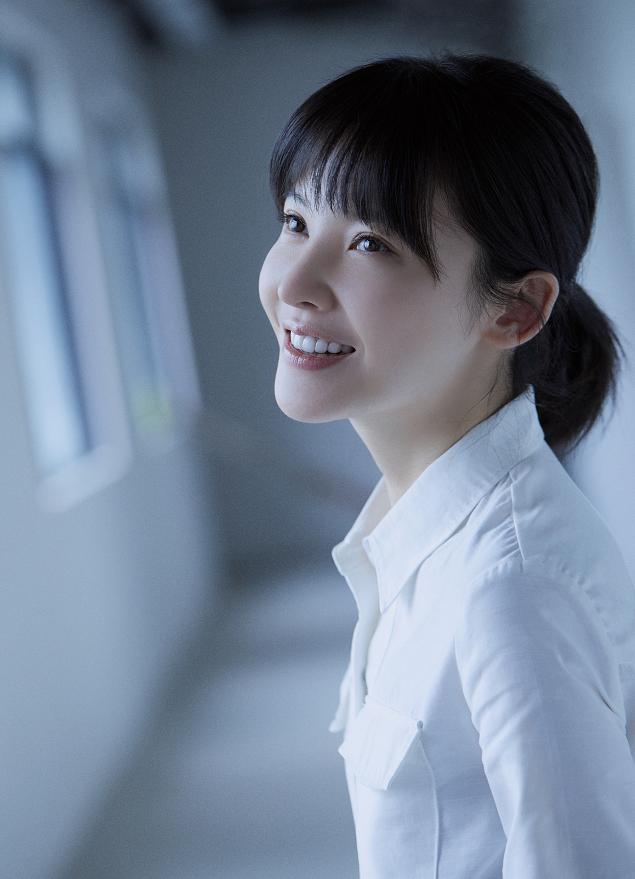 杨子姗一身白衬衫,重回校园时代,但穿上西装之后马上
