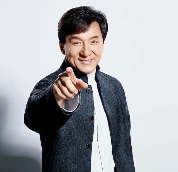 说到成龙,现在应该是家喻户晓了,他是一位优秀的功夫巨星,拍摄了很多