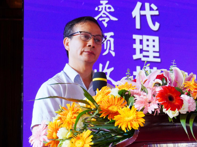 (图为省工商联党组成员,副主席吴曙光上台致辞)