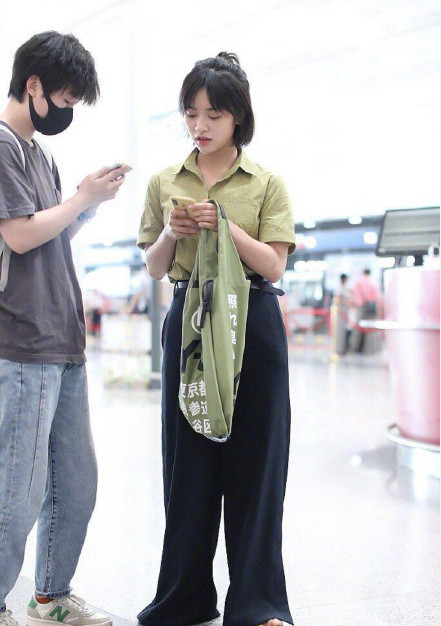 沈月邢菲一样高差距太大,一个被嘲土成买菜大妈,一个少女感十足