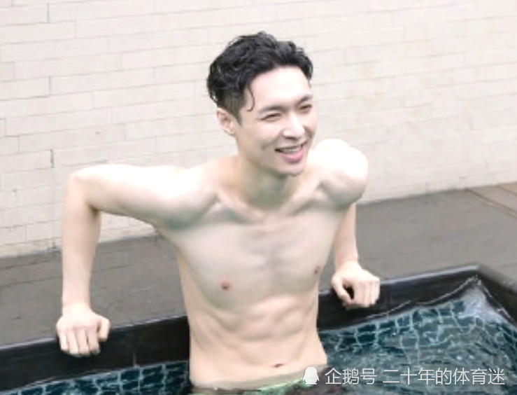 张艺兴放飞自我秀八块腹肌,当看到镜子中的那一幕,网友炸开锅