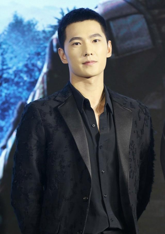 杨洋最新发型,平头出现活动中心,越来越有男人味    2019-06-13