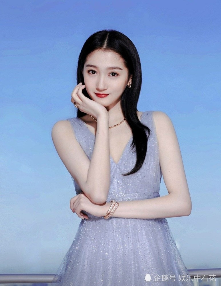 原以为关晓彤高中毕业照够美了,看到张雪迎后,才知何为真仙女