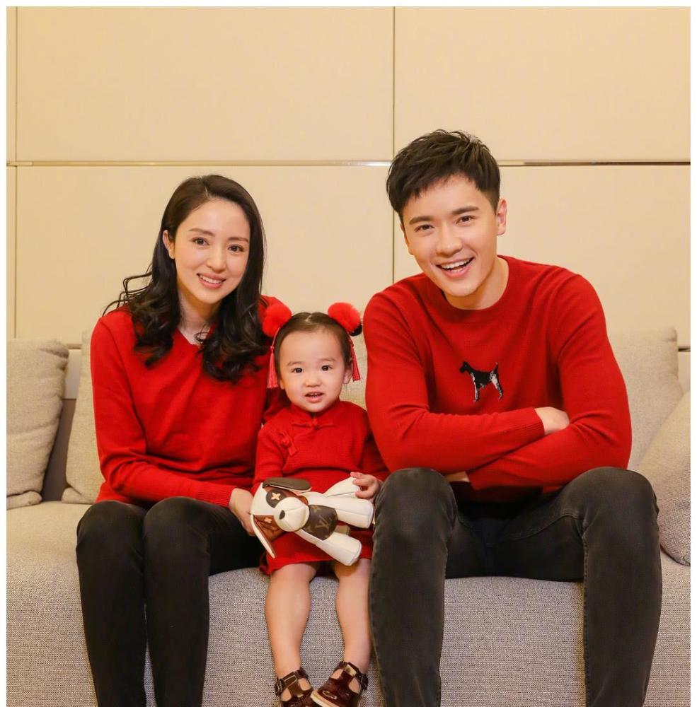 这是高云翔事件后,董璇独自带着小女儿出游的照片女儿小酒窝一个人在