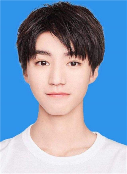 同样是证件照:王俊凯帅气,迪丽热巴可爱,孟美岐最让人