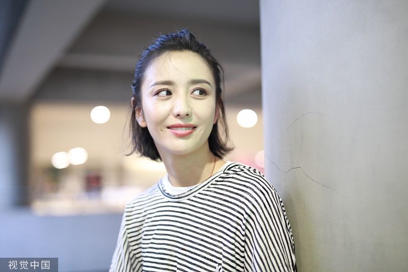 佟丽娅半丸子头,仍旧少女心满满!