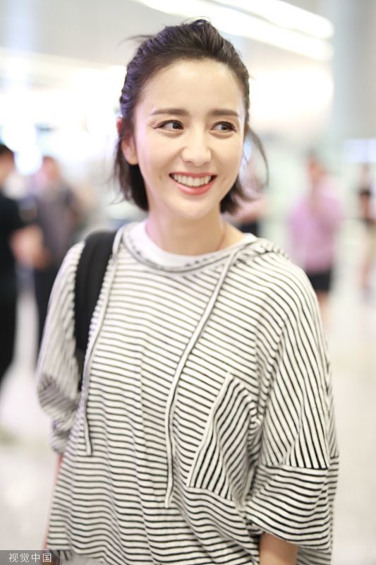 佟丽娅半丸子头,仍旧少女心满满!