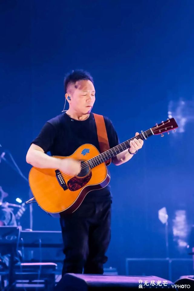 许巍最燃现场版《蓝莲花》,感受全场蓝色莲花飞舞而下