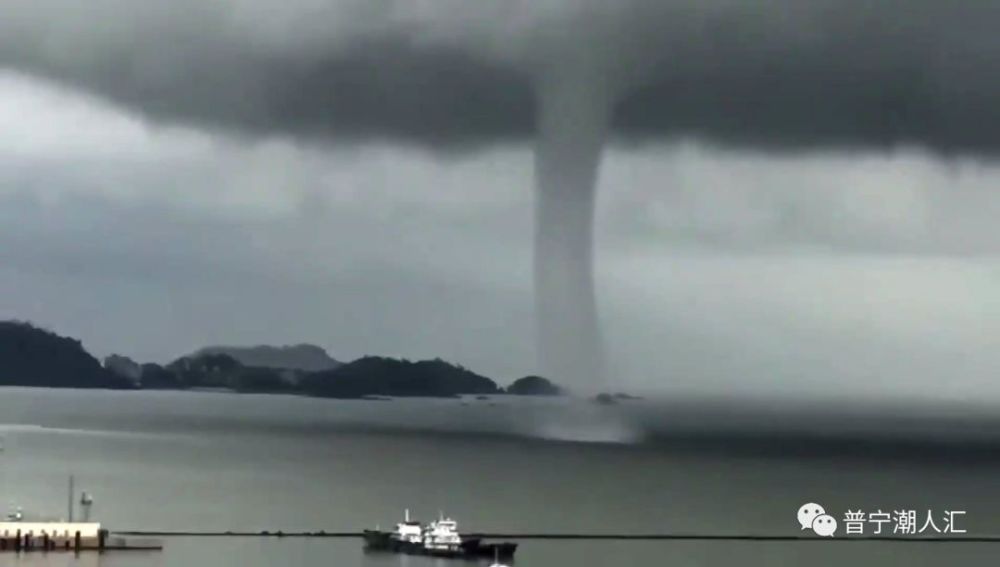 海上惊现"龙吸水,场面壮观