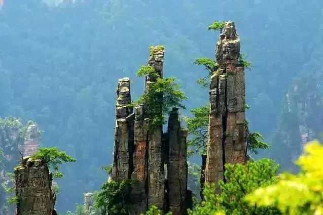 贵州省的梵净山更被人们尊为"第五大佛教名山""世界自然遗产名录"被联
