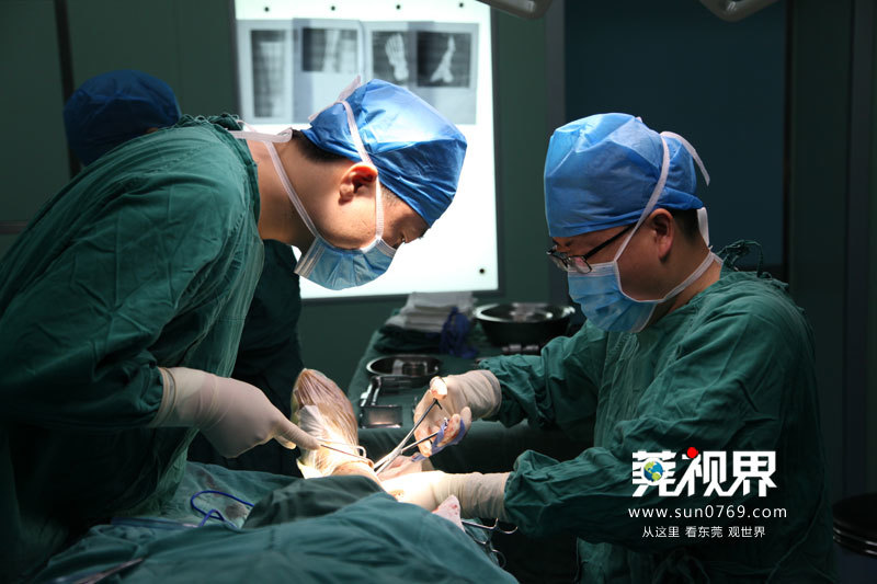 手起手落,医生正为病人脚部进行手术