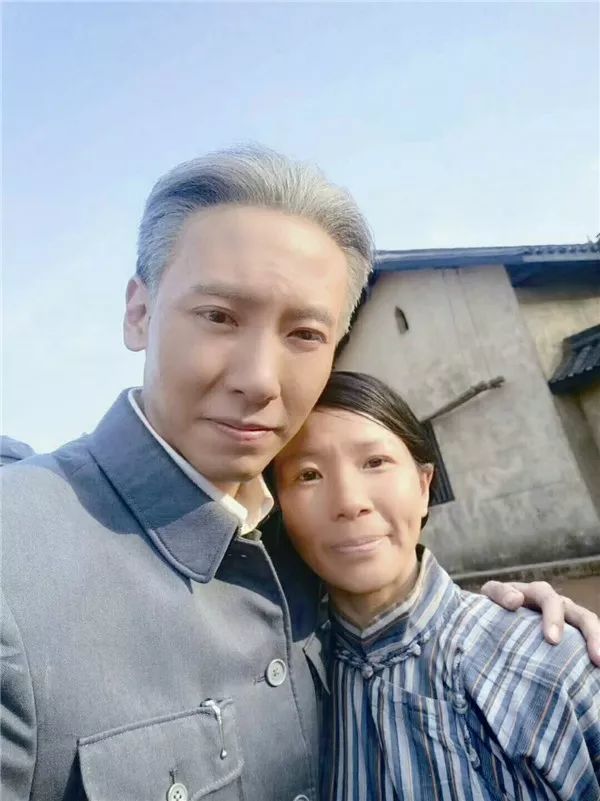 《共产党人刘少奇》主演赵波和群众演员杨彬(右一)合影.资料图片