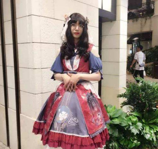 女生穿洛丽塔可爱,那男生穿上后是什么样子的?女生:我